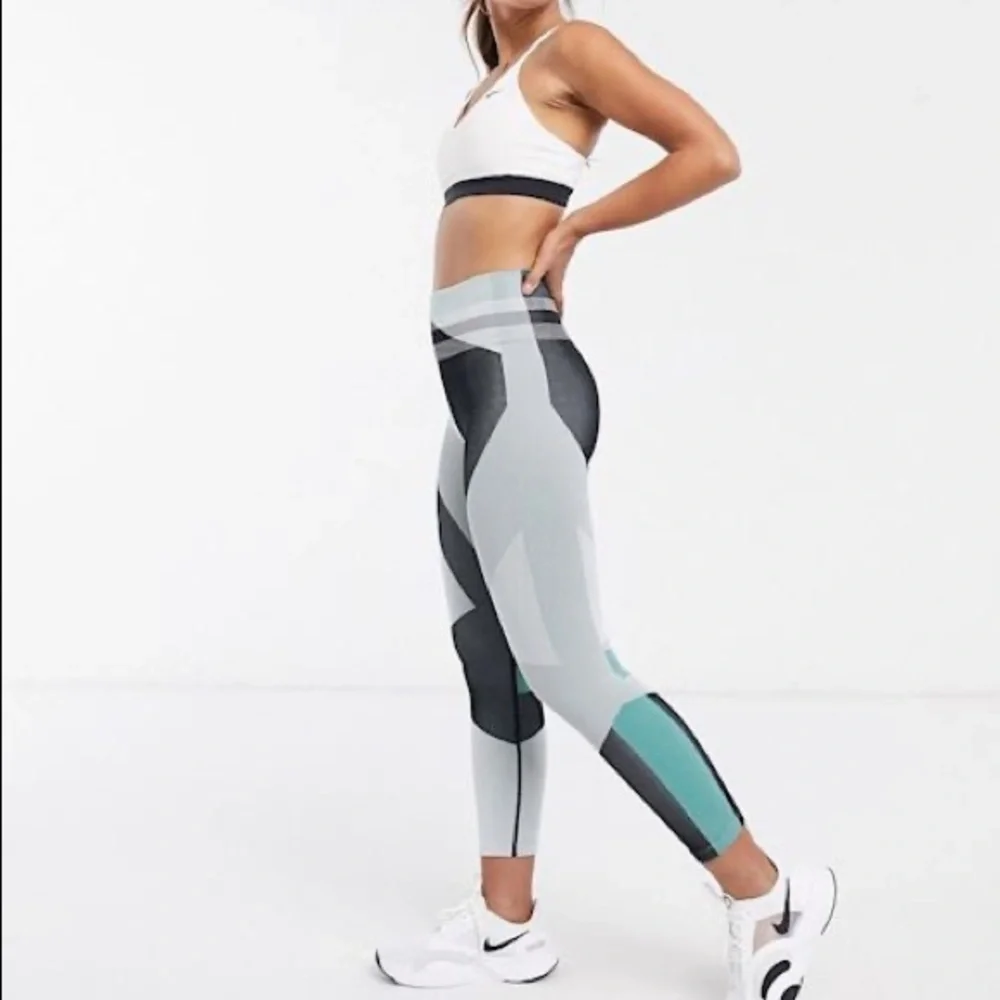 Nike Sculpt Lux Tight Fit Leggings - Picture 2 of 9